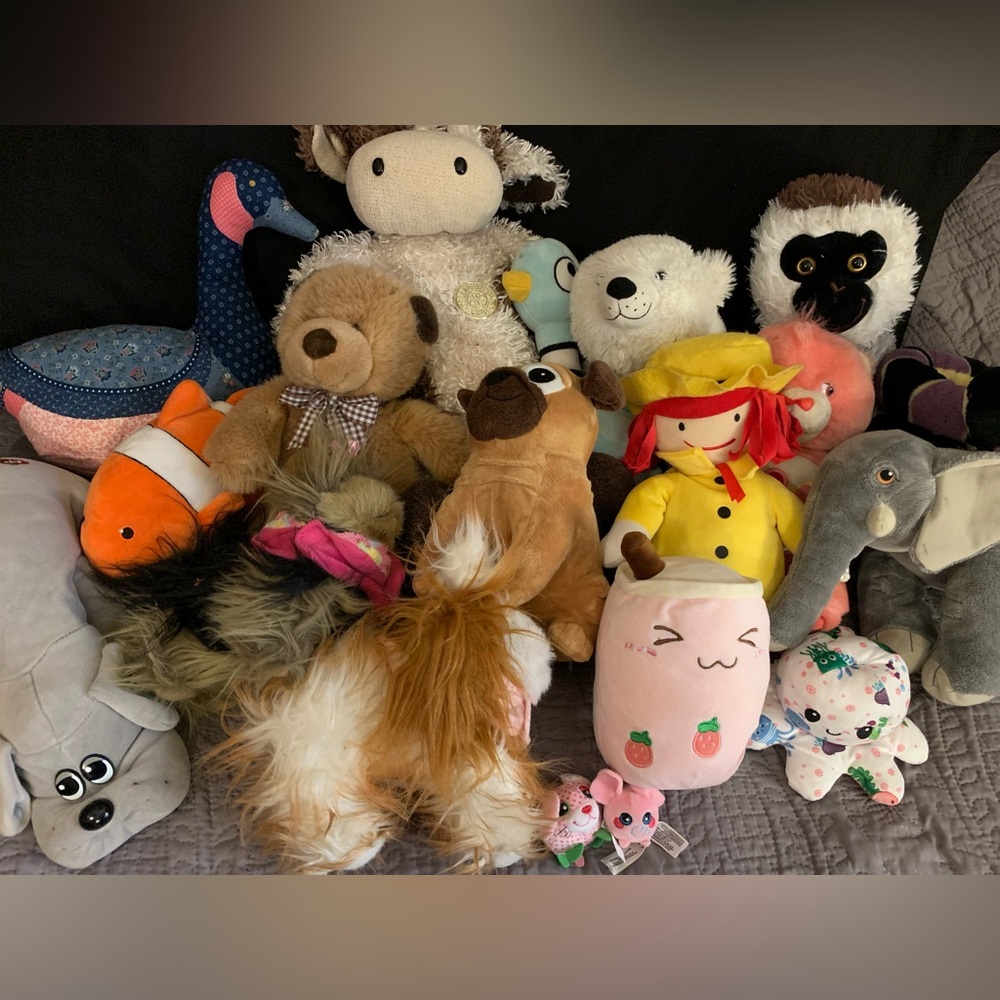 18 stuffed Animasl - mostly larger stuffed animals !CLOWN FISH NOT INCLUDED!